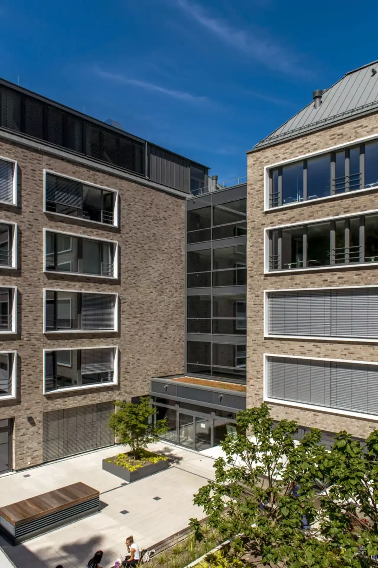 Gebäude mit Fassade der Spaltriemchen Titan Rotado