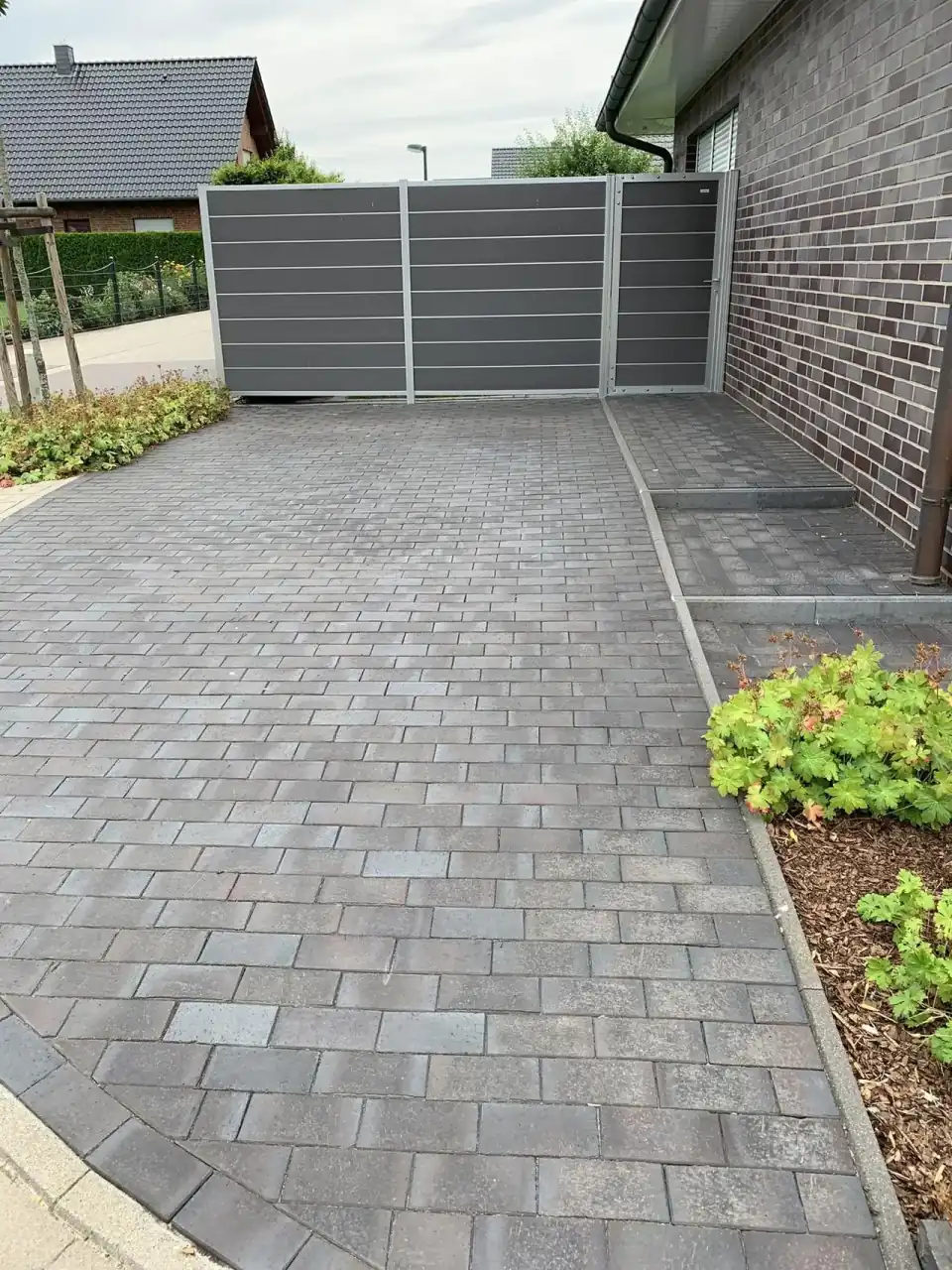 Zufahrtsweg eines Grundstückes zu einem Tor mit den Pflasterklinkern Sylt