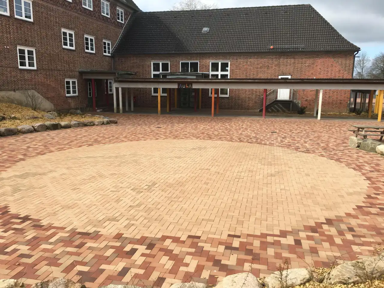 Öffentlicher Platz einer Schule mit den Pflasterklinkern Husum