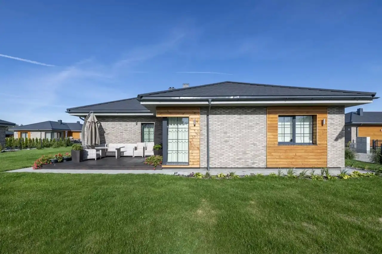 Bungalow mit Holz und grauen Riemchen als Fassade