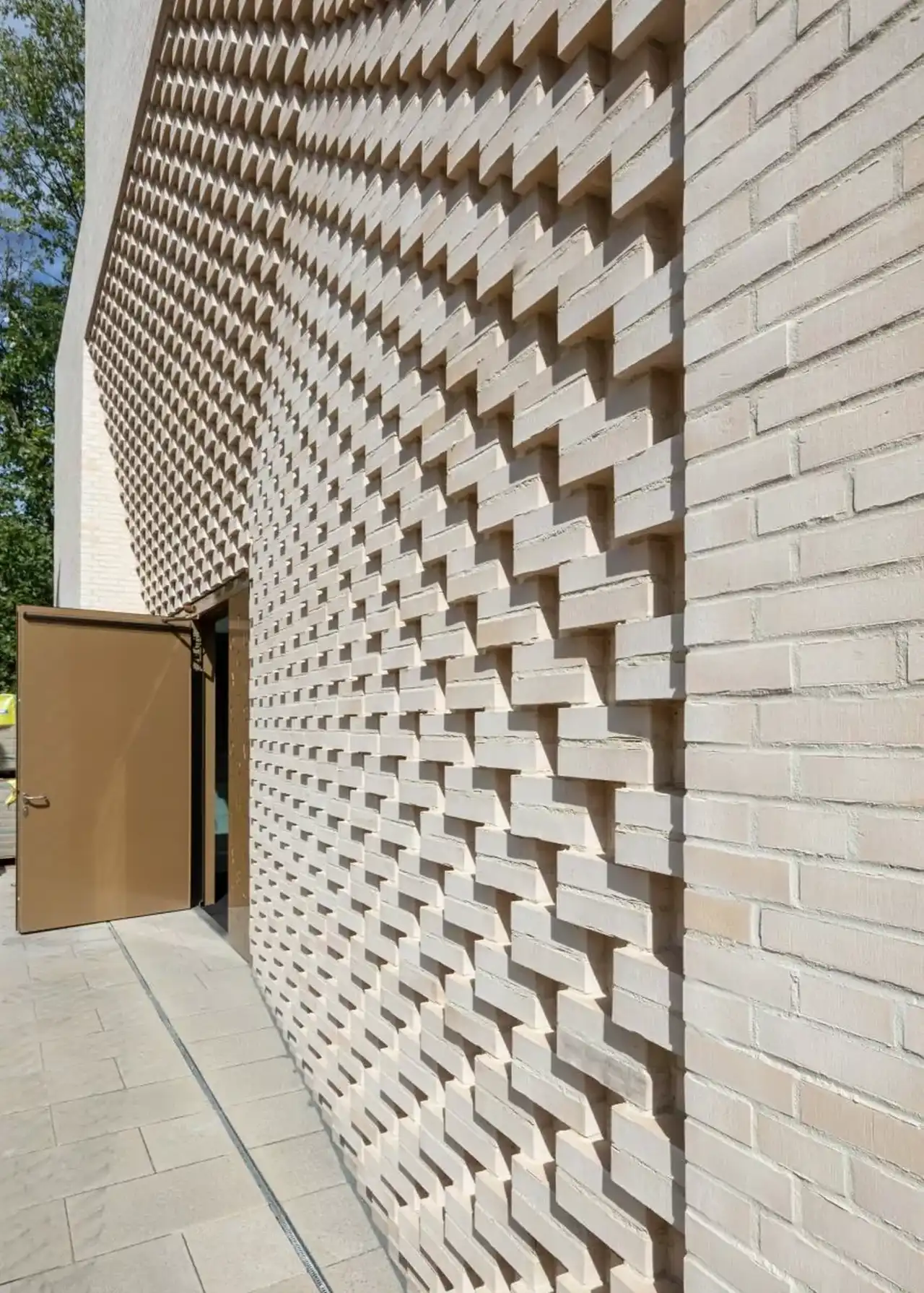 Nahaufnahme von Mustern in einer Hausfassade mit verschiedenen Riemchenstärken