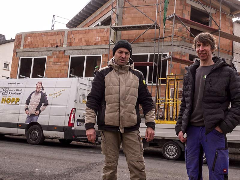 Neubau des Bürogebäudes vom Riemchenwerk mit Verarbeitern