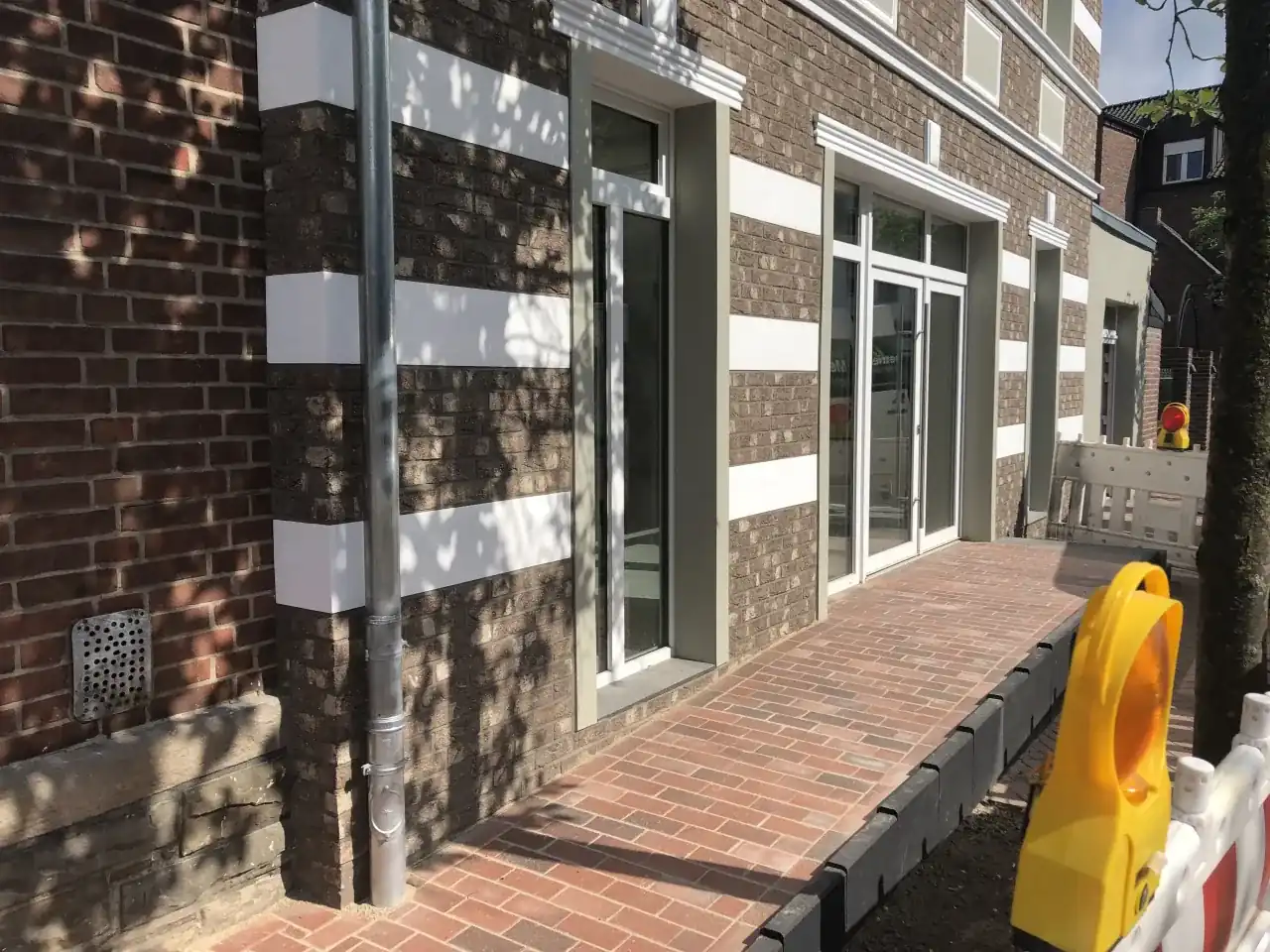Alt römisch als Hausfassade mit weißen Elementen in regelmäßigen Abständen