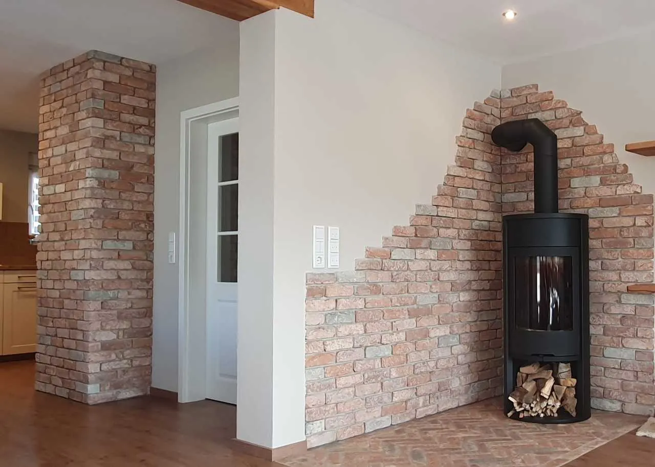 Kaminrueckwand ausgebrochen mit Backsteinriemchen Mediterran Finca