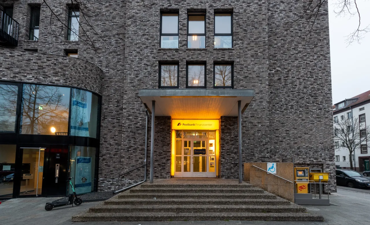 Eingangsbereich eines Gebäudes mit schwarz geschlämmten Riemchen