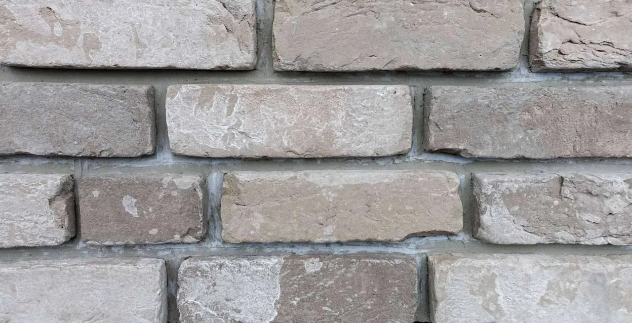 Produktbild frontal Backsteinriemchen Antik vintage. Klinkerriemchen in grau, beige mit weißem Kalk geschlämmt
