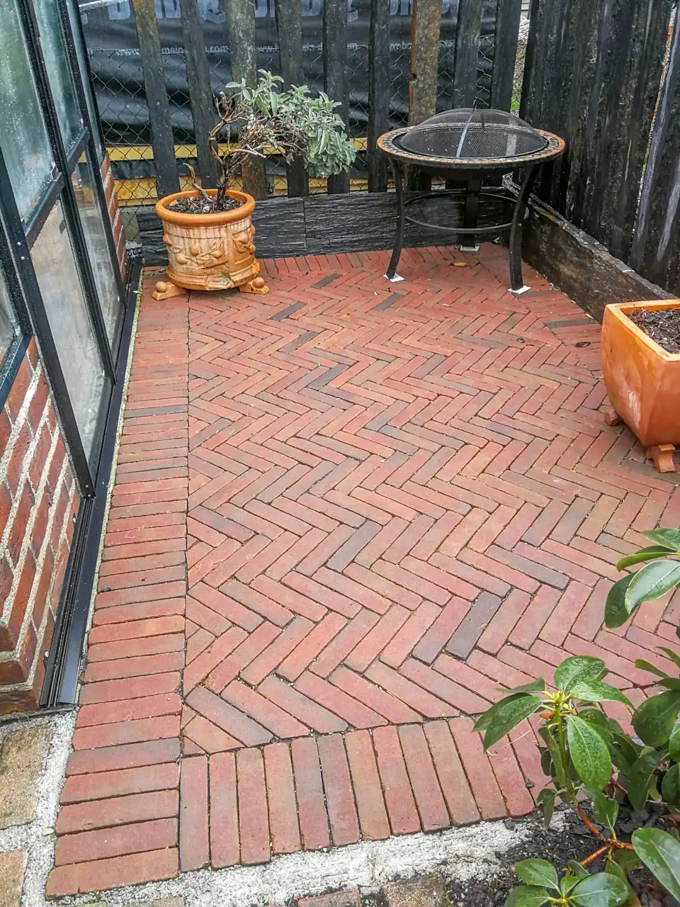 Gartenhaus im Fischgrätmuster verlegt
