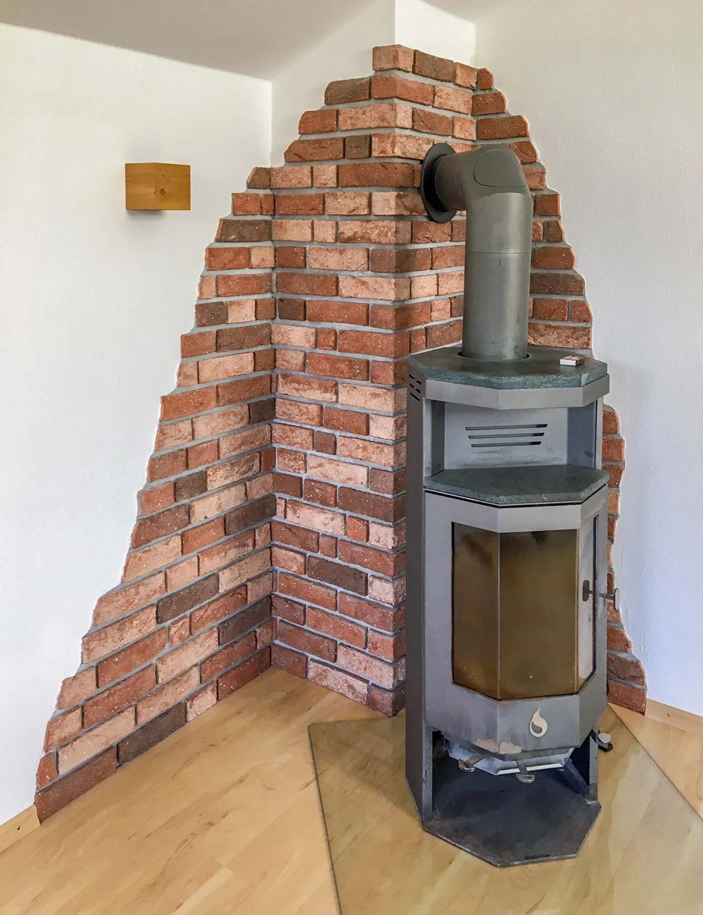 Ofenrueckwand weisser Wand mit Klinkerriemchen Schloss barock