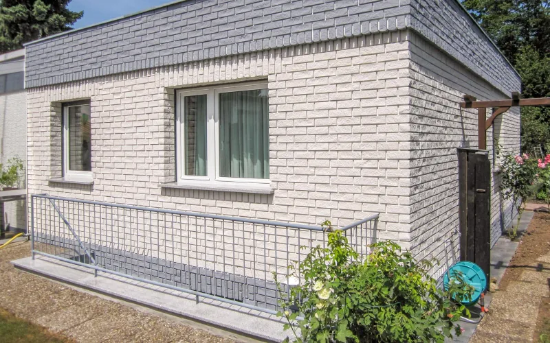 Kalksandsteinriemchen Schneeweiß bruchrau - Hausfassade