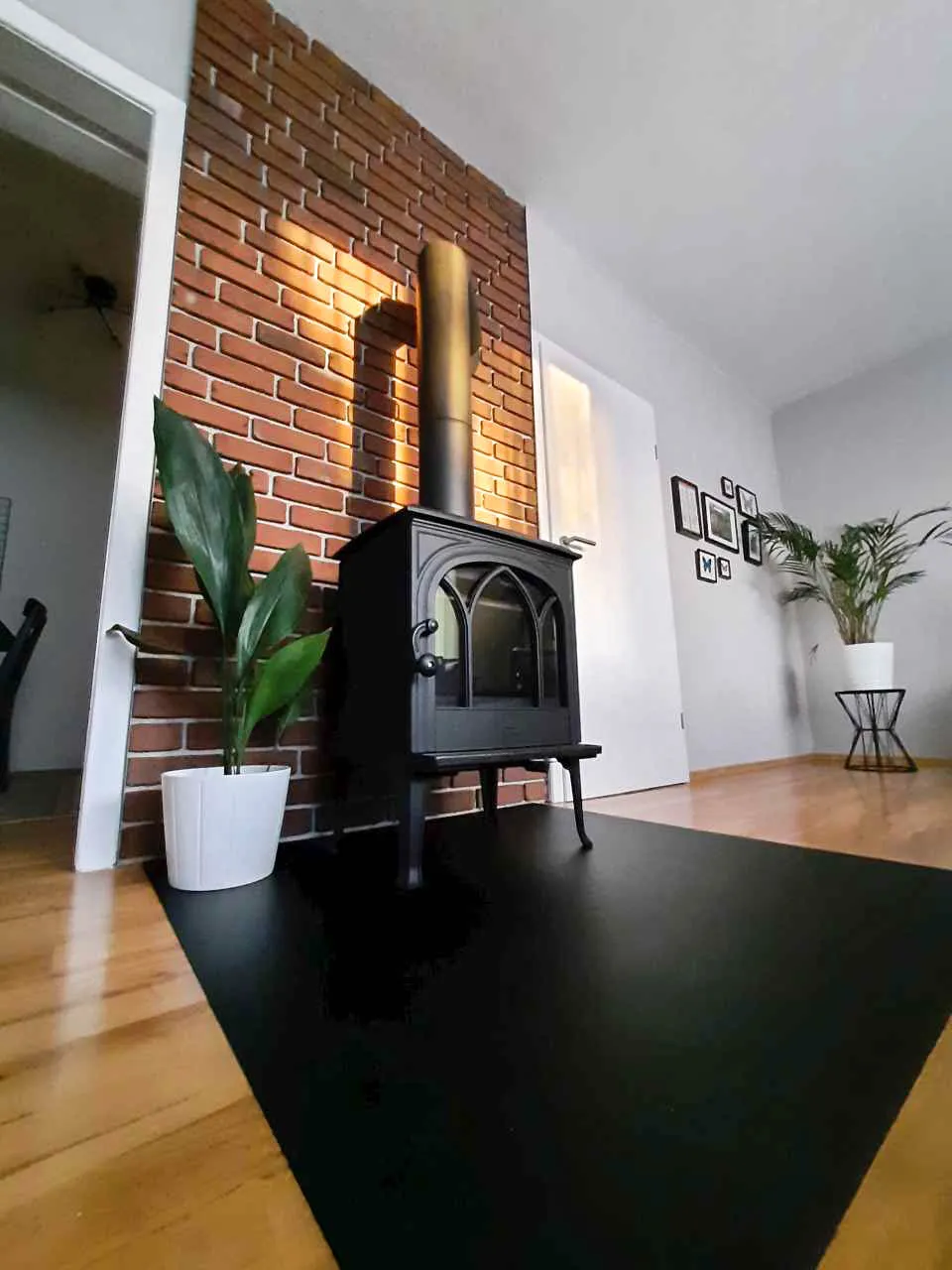 Klinkerriemchen New York Flamme Ofenrueckwand in Klinkerriechmchen New York rot flamme mit weisser Wand