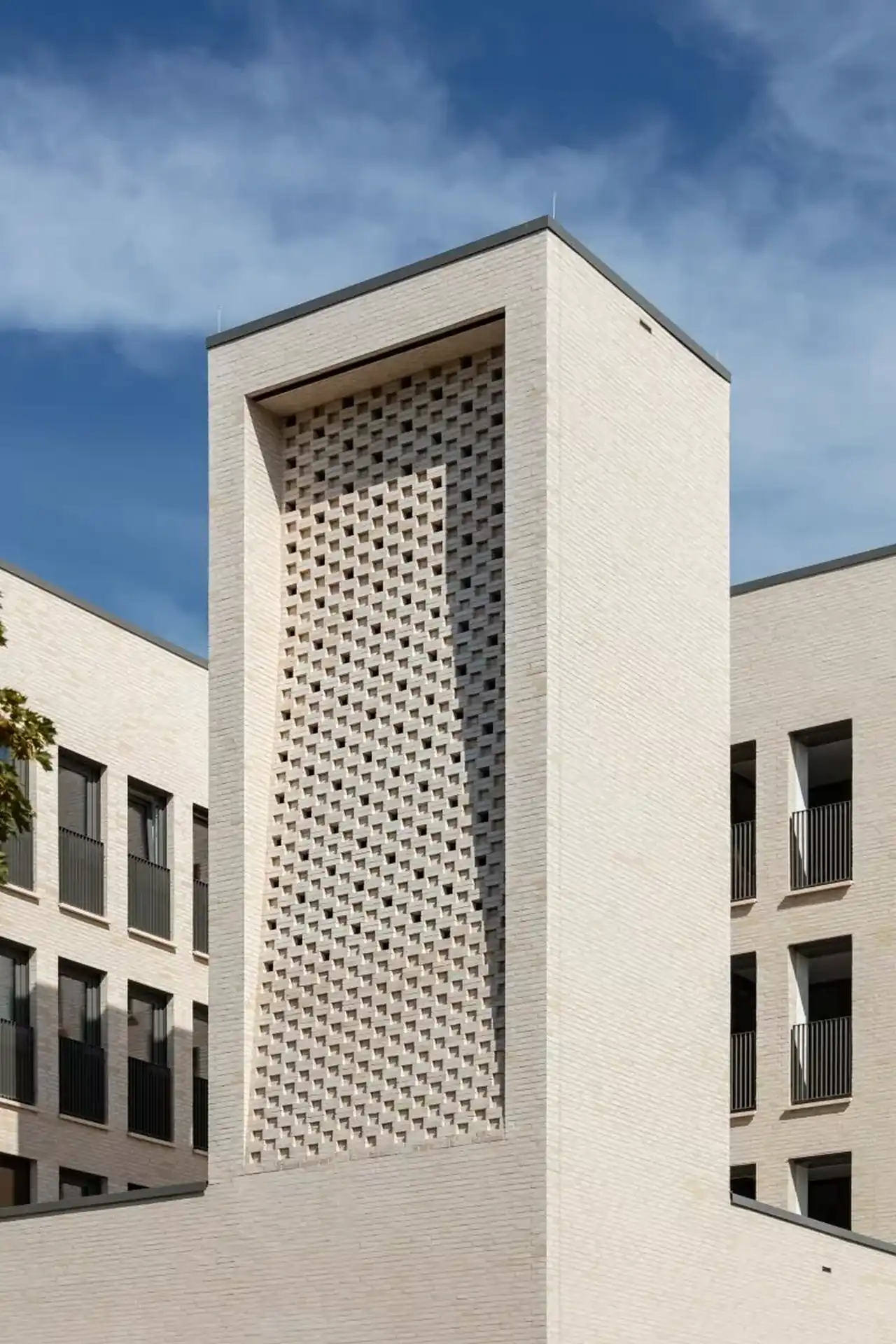 Detailaufname eines Turm mit der Riemchensorte Titan Abula