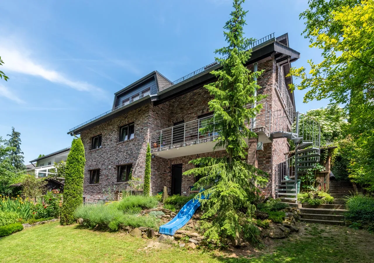 Traumhaus mit Garten Backsteinriemchen Antik schwarz rot weiss