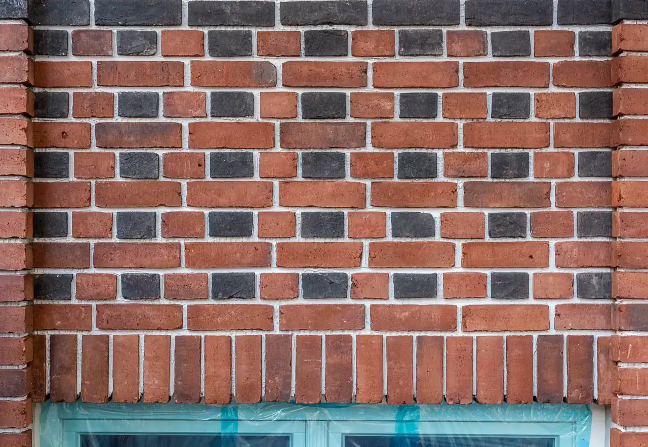 Außenwand der Sorte New York Flamme mit dunklen Steinen der Sorte Urban graphit