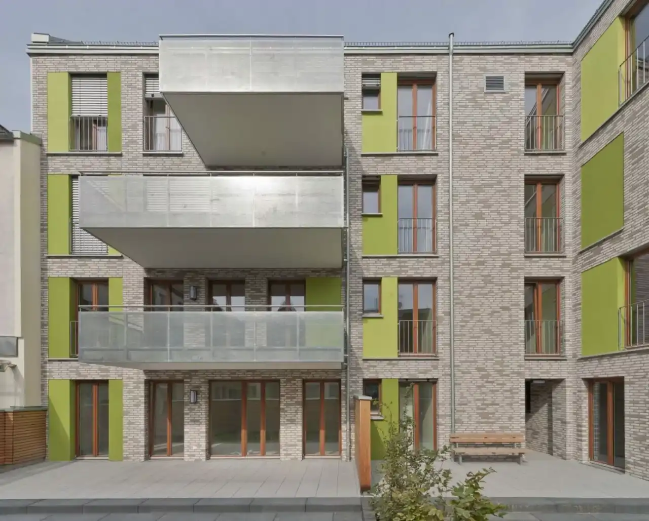 Innenhof Wohnkomplex mit einer Fassade der Riemchen Titan Argo