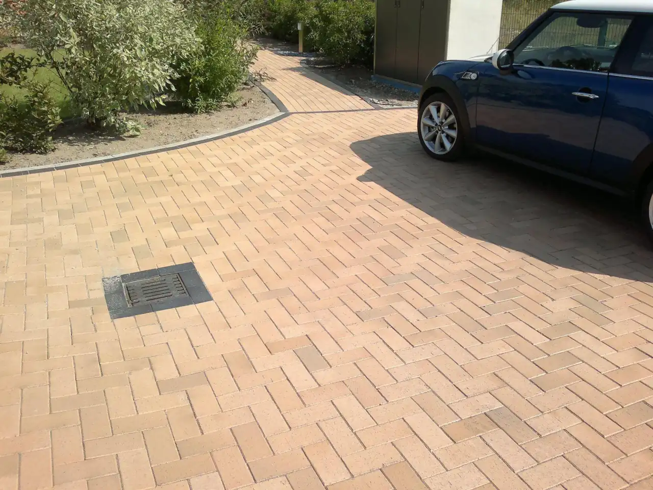 Hofeinfahrt mit Pflasterklinkern der Sorte Husum