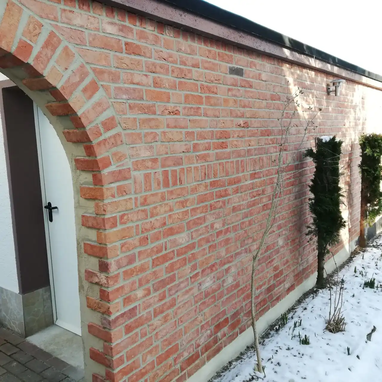 Gartenmauer mit der Klinkersorte Exqusit rot und Durchgangsbogen