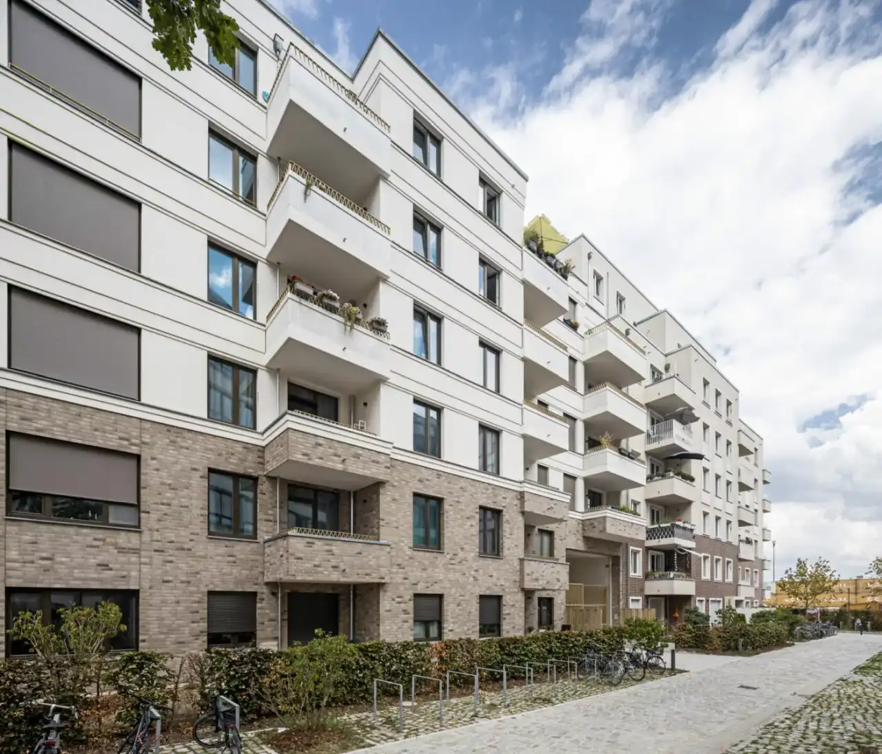 Mehrfamilienhaus mit 5 Etagen und Riemchem im unteren Teil als Fassade