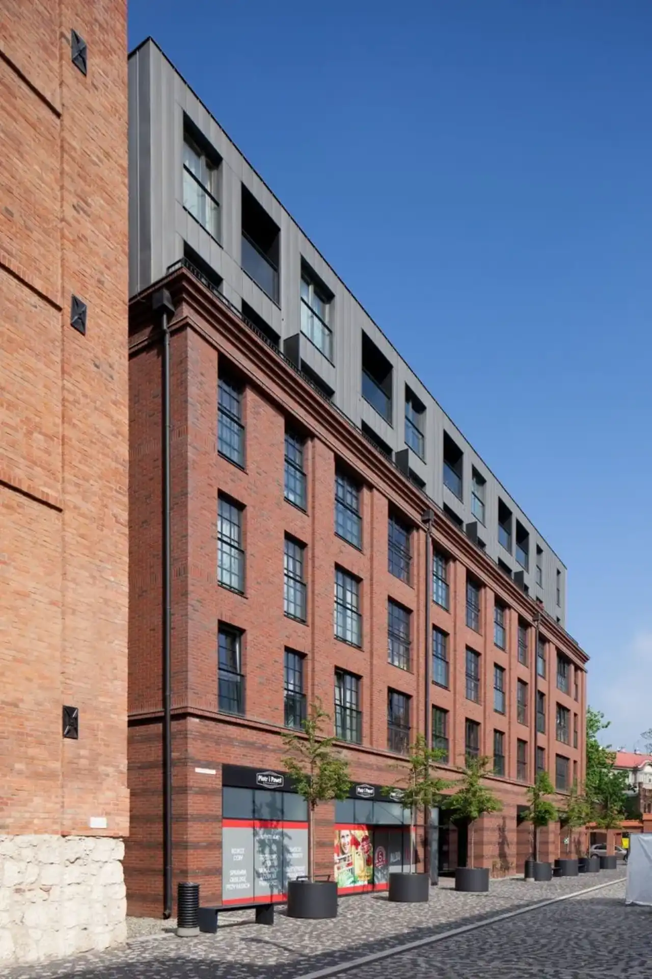 Wohngebäudekomplet mit der Sorte Titan Carbo in rot