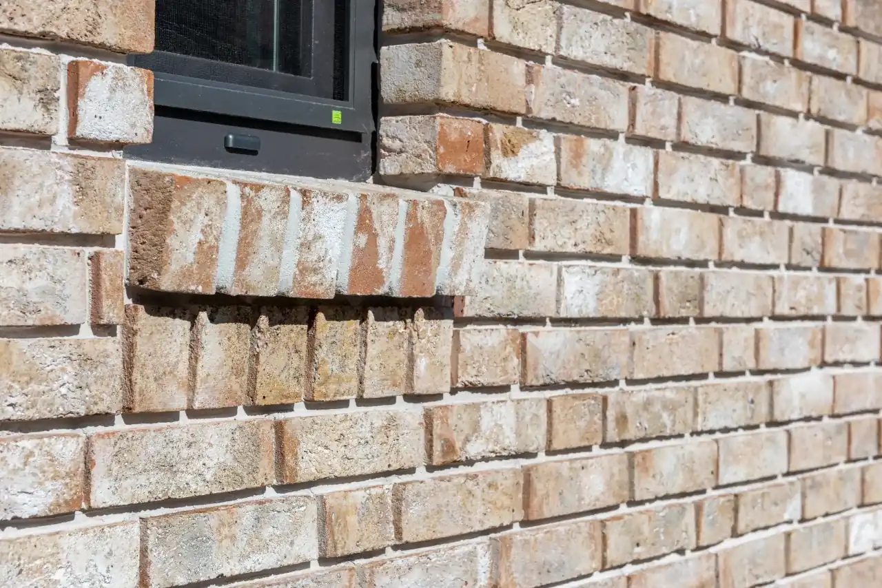 Detailaufnahme an einer Hauswand mit Fensterbank aus Klinkern