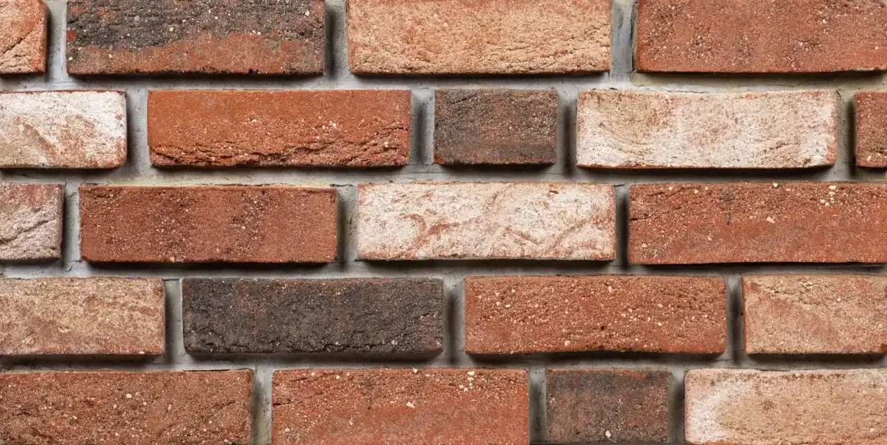Klinkerwand der Sorte Schloß barock mit Schattenfuge verlegt Klinkerwand der Sorte Schloß barock mit Schattenfuge verlegt