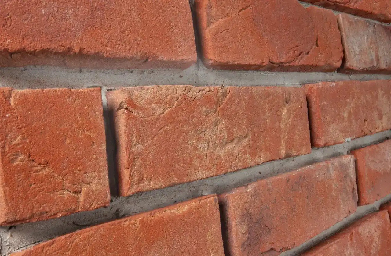 Schrägbild der Steinsorte Exquisit rot mit Schattenfuge an einer Wand