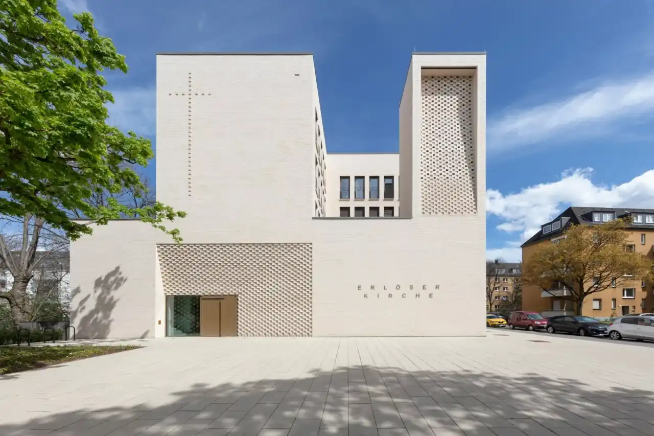 Großes Gebäude mit der gelben Riemchensorte Titan Abula