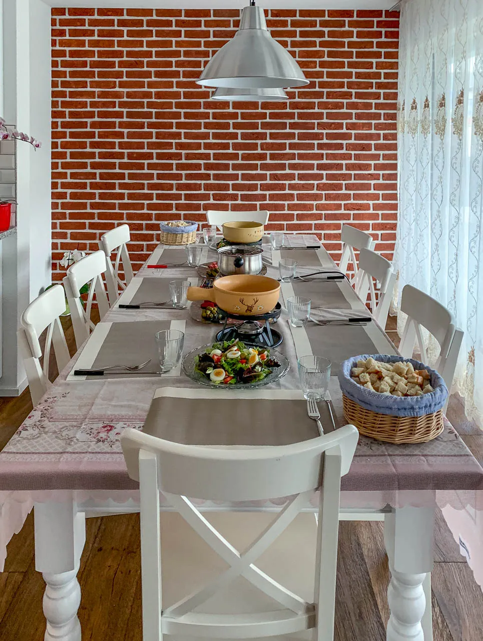 Schöne, klassische Esszimmer-Klinkerwand, weiß verfugt. Die Wand passt perfekt zu de weißen Stühlen und dem Holztisch. Eine strahlend rote Wand mit leicht schwarzer Besandung