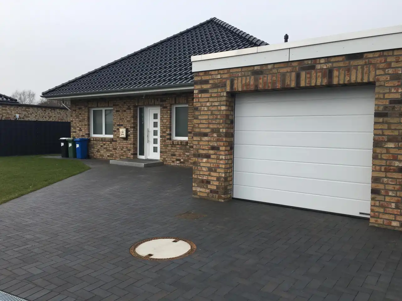 Einfamilienhaus und Garge mit großem Hof gepflastert mit Pflasterklinkern Dresden