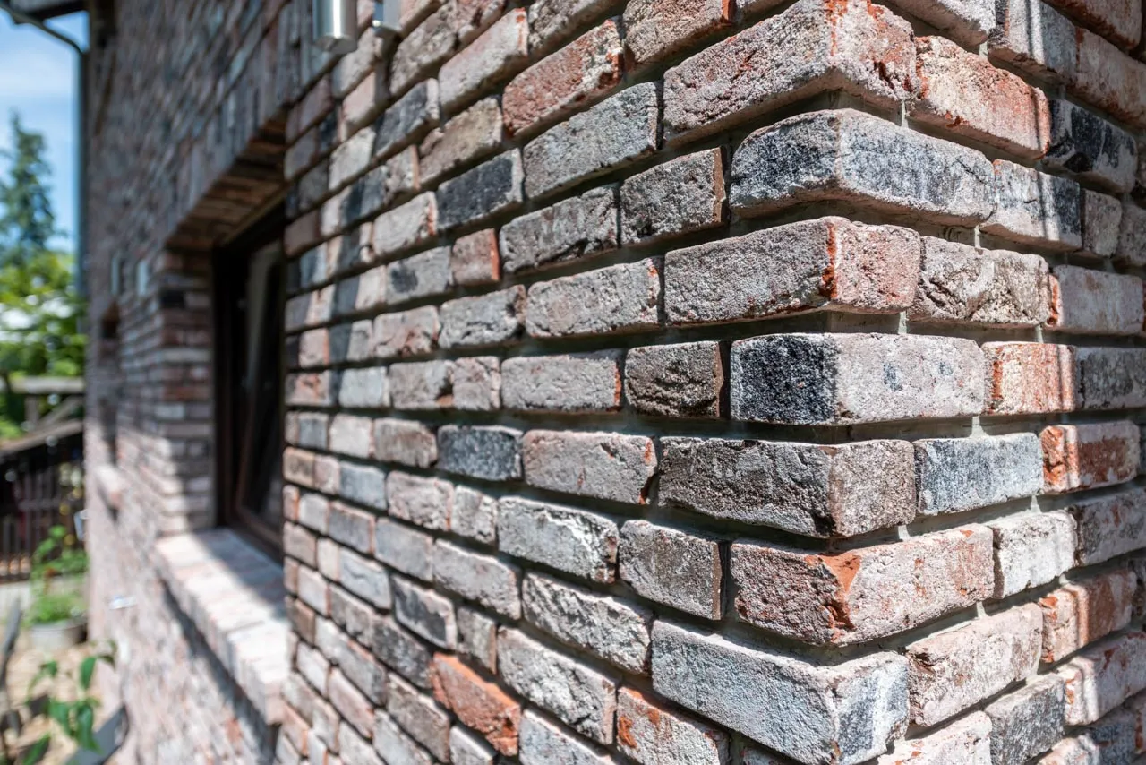 Aussenansicht Haus Fenster gemauert mit Fensterbank Backsteinriemchen Antik schwarz