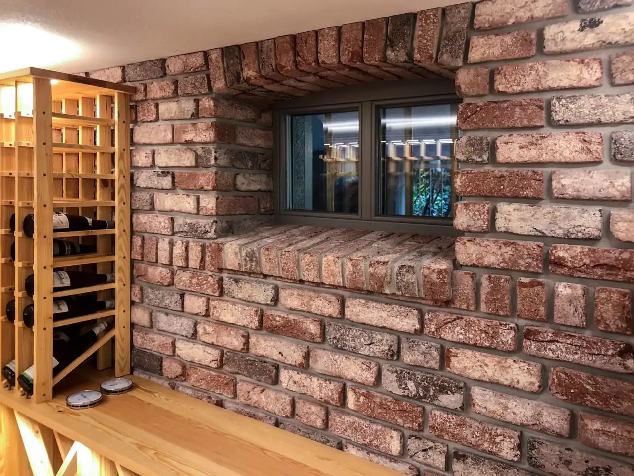 Ein Weinkeller aus roten und braunen Klinkerriemchen der Sorte Antik classic. Hier wurde eine Fensterbbank aus den Riemchen integriert. Ein Weinkeller aus roten und braunen Klinkerriemchen der Sorte Antik classic. Hier wurde eine Fensterbbank aus den Riemchen integriert.