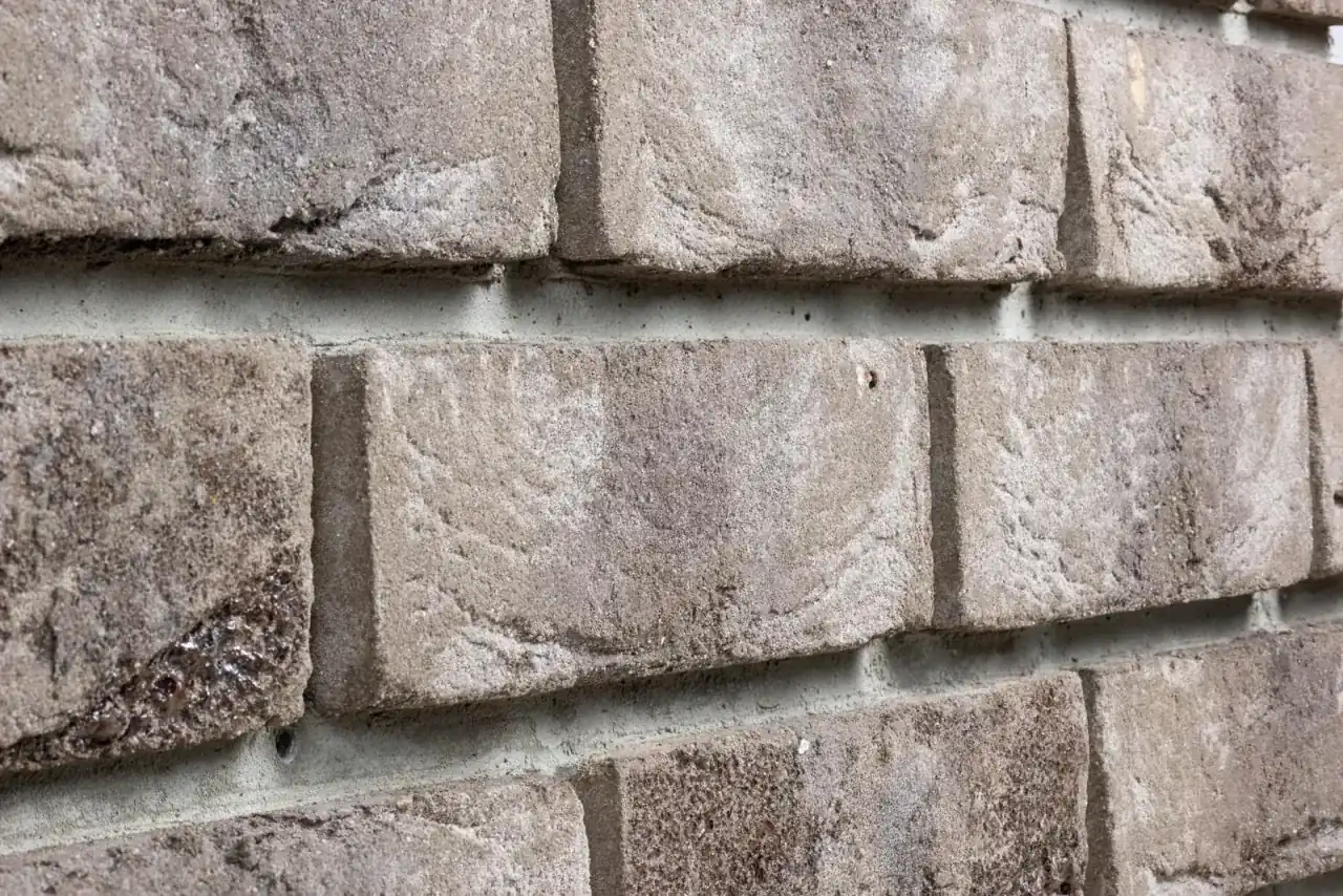 Schrägbild der Sorte Lava an einer Wand mit Schattenfuge
