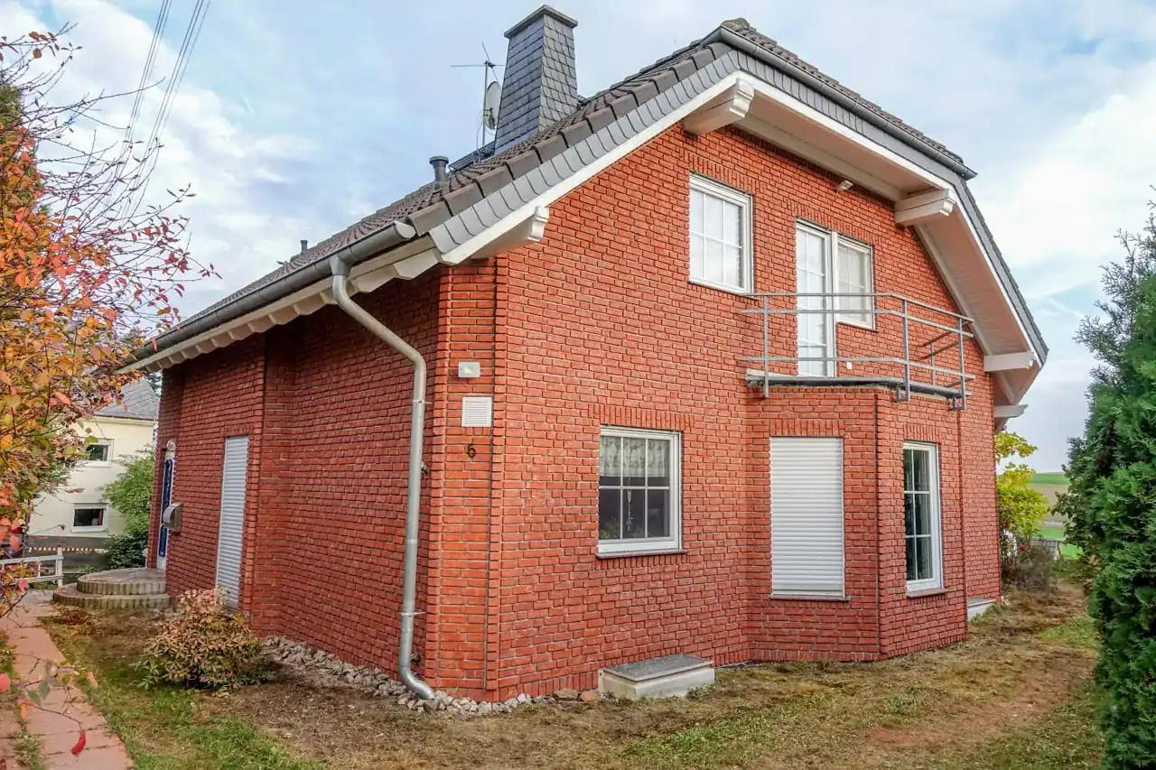 Einfamilienhaus mit klassischer roter Klinkerfassade