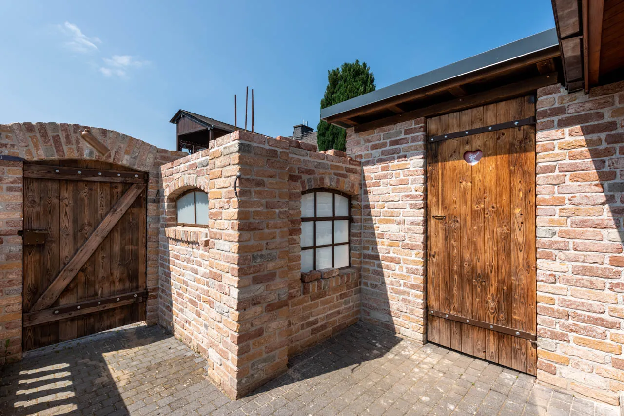 Outdoor Mauer mit Backsteinriemchen Mediterran Finca rustikale Holztuer und Fenster