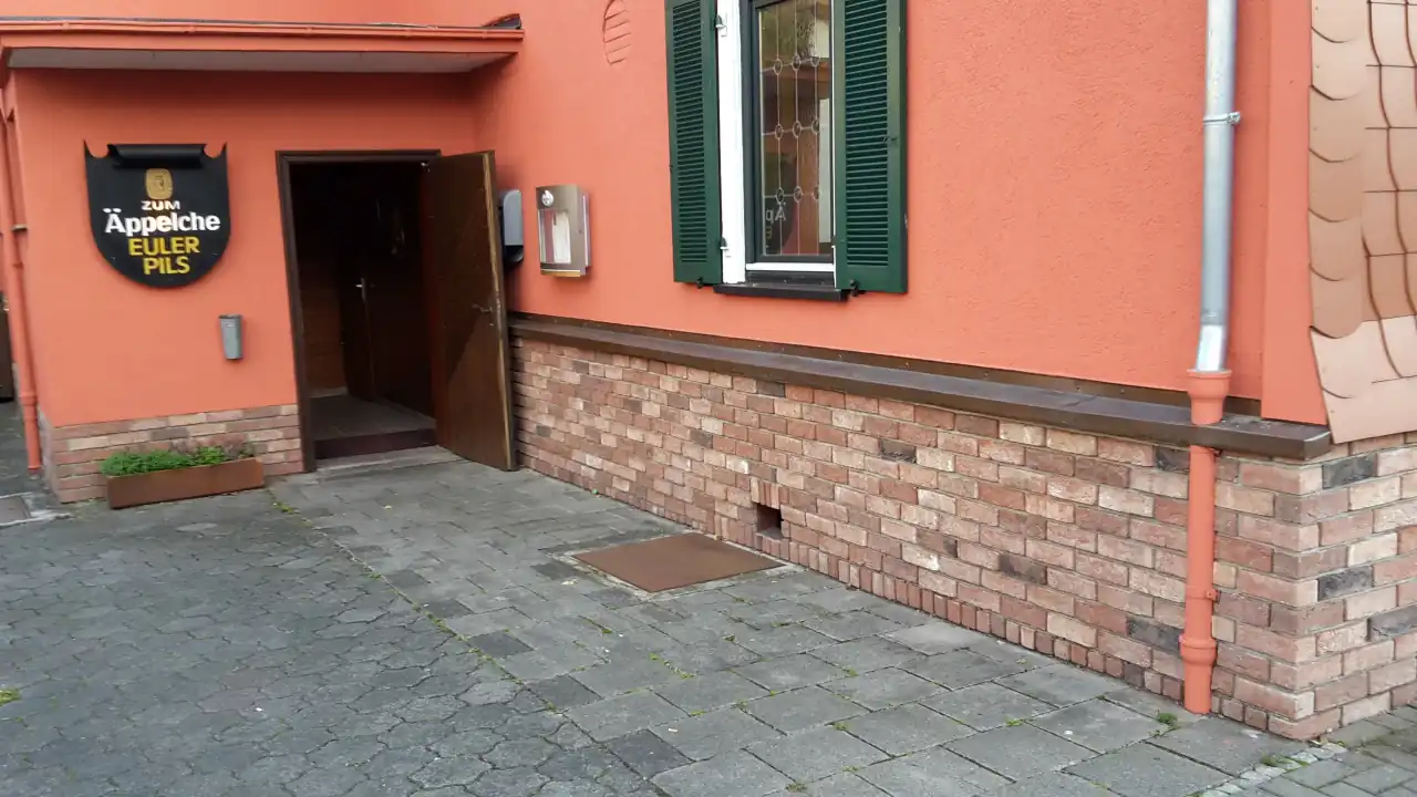 Sockel an einem Haus mit den Steinen Schloß barock