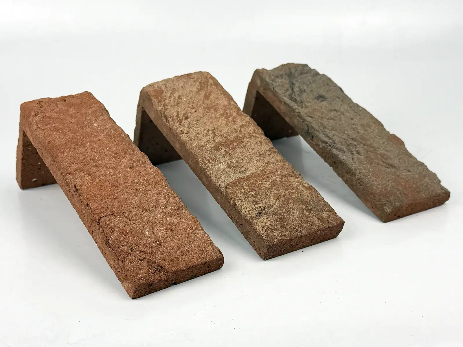 Produktbild von drei Winkelriemchen die auf einem weißen Hintergrund päsentiert sind