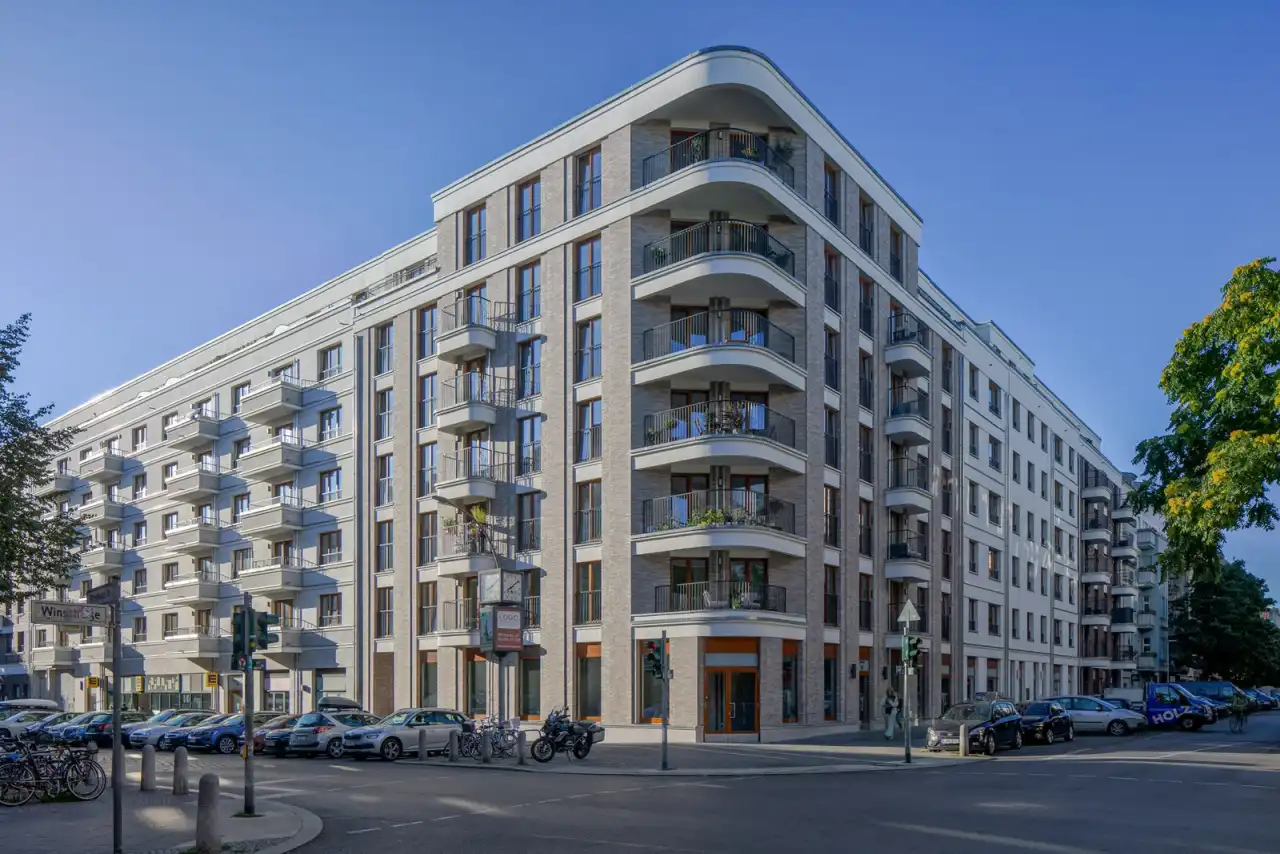 Großes Wohngebäude an eienr Straße mit grauen Riemchen der Sorte Titan Fumus
