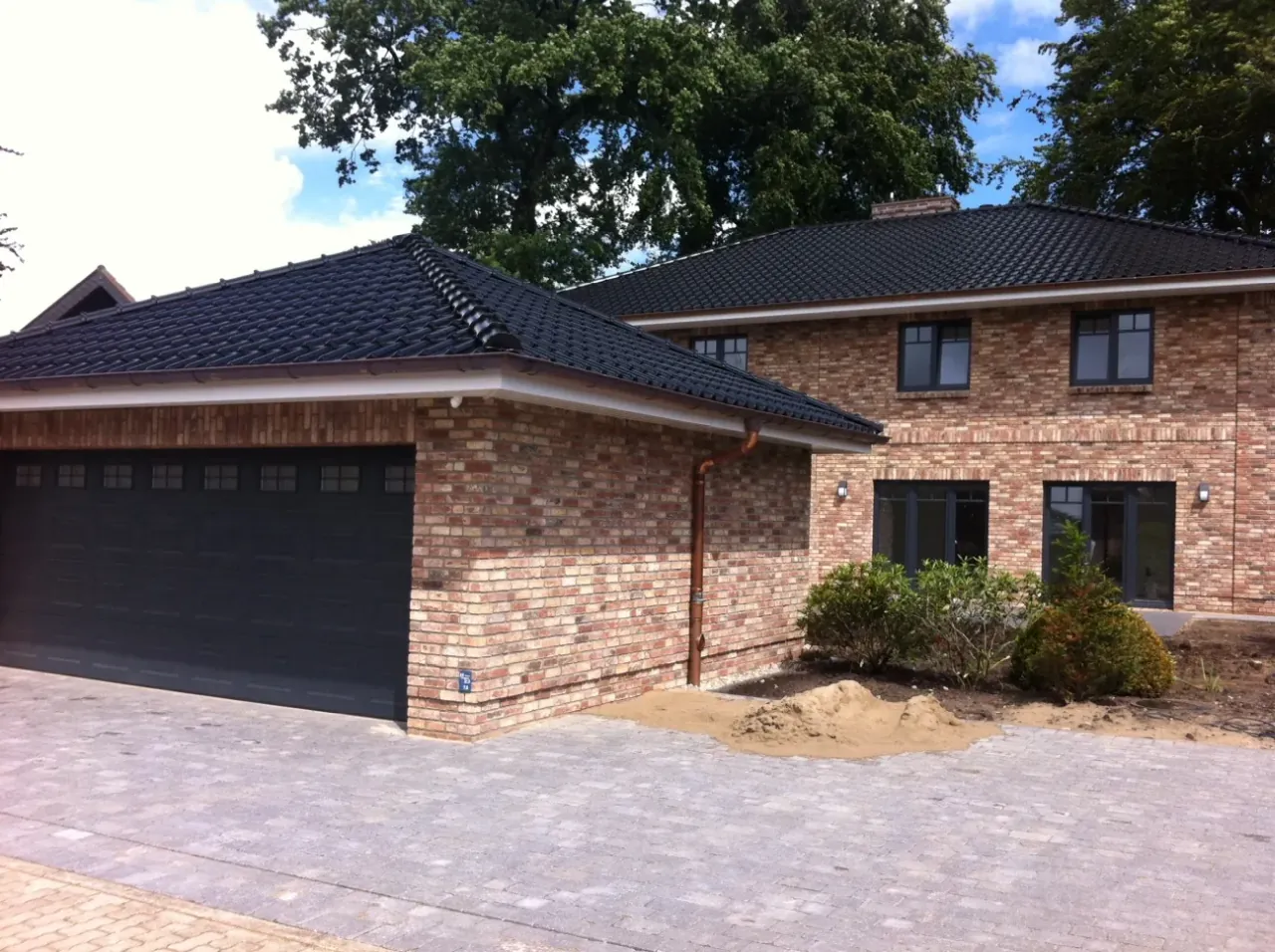 Moderne Stadtville mit dunklen Elementen und Antik edel