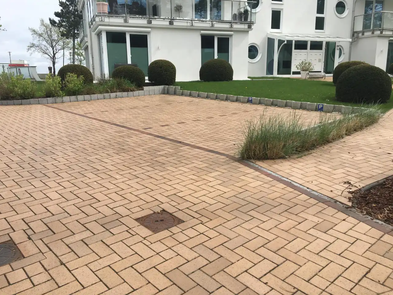 Parkplatz eines Mehrfamilienhauses mit der Sorte Husum