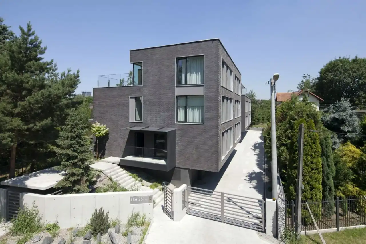 Mehrfamilienhaus mit schwarzen Riemchen der Sorte Titan Petino