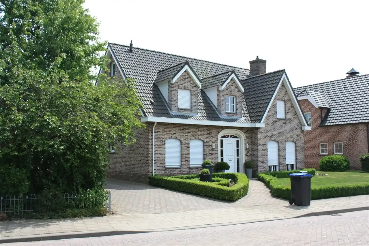 Klassisches Wohnhaus mit rot schwarz weißer Fassade