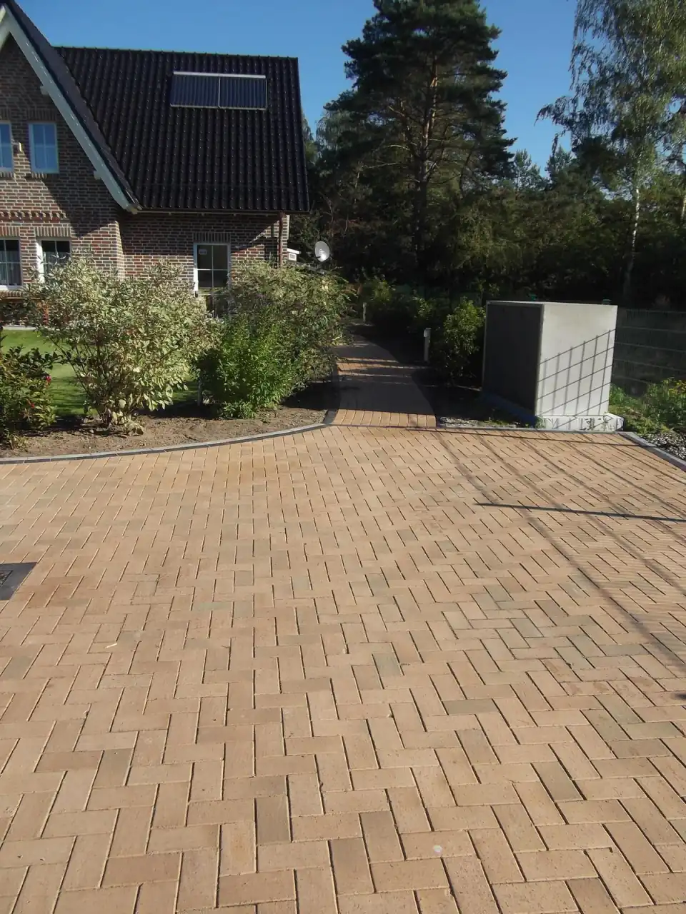 Hofeinfahrt mit Pflasterklinkern der Sorte Husum
