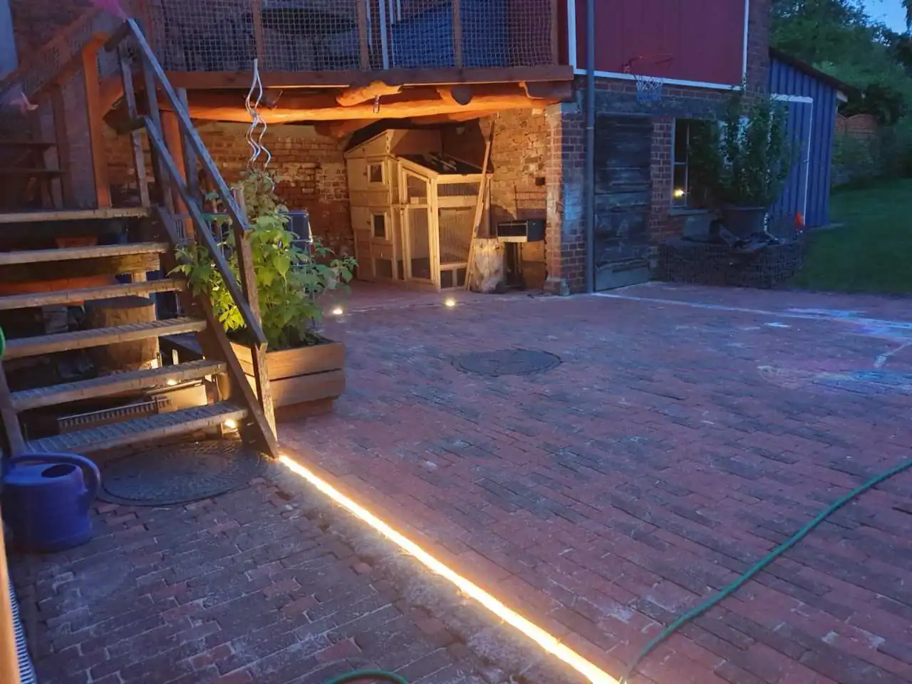 Hofeinfahrt mit Klinkermittelstücken verlegt und eine Lichtleiste eingelassen Hofeinfahrt mit Klinkermittelstücken verlegt und eine Lichtleiste eingelassen