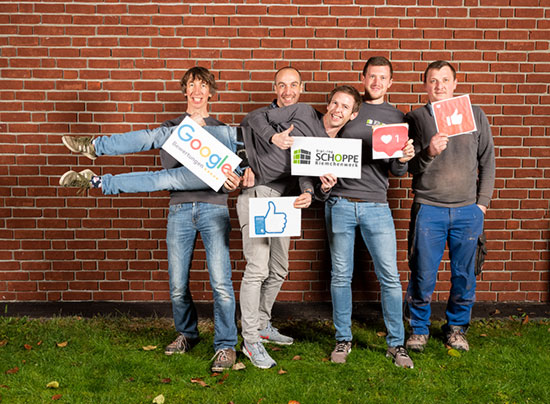 riemchenwerk-team-socialmedia-2 Auf dem Bild sieht man ein Teil des Team von Riemchenwerk vor einer Riemchenwand.