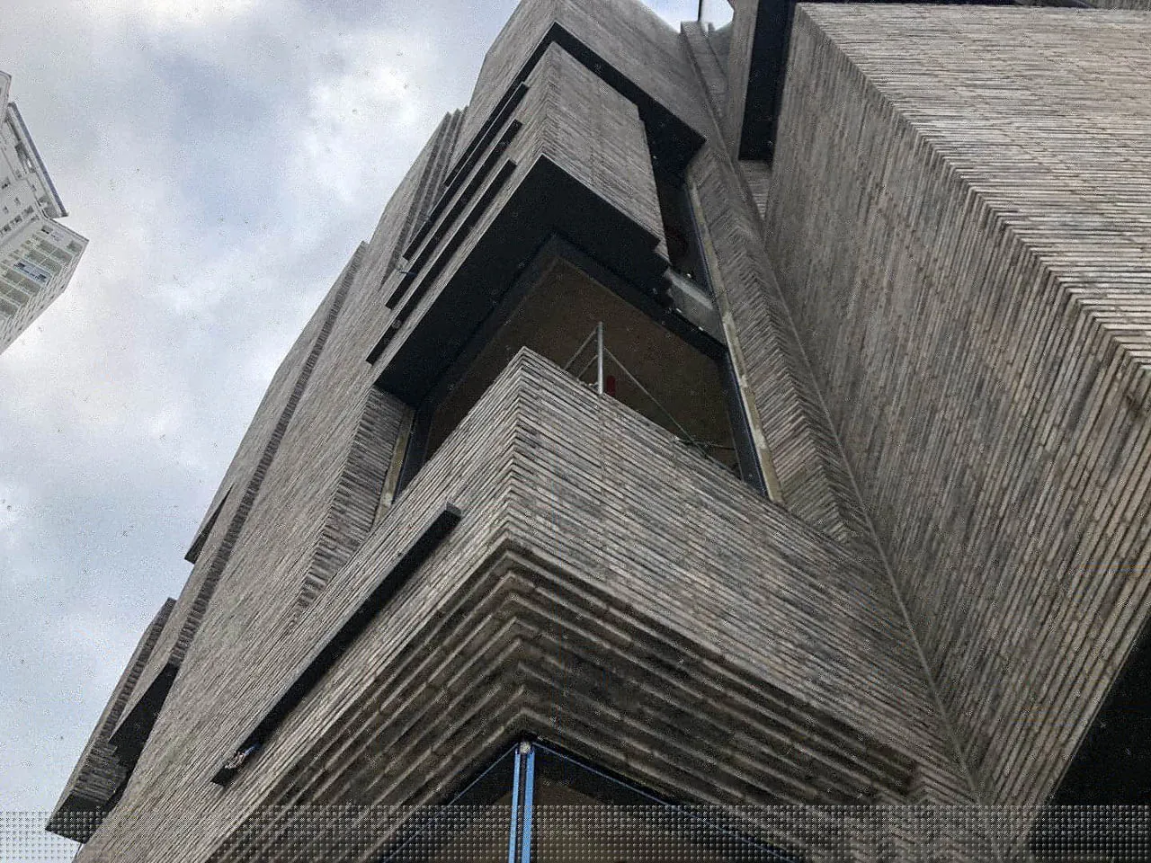 Langformat-Riemchen Ipanema Detailansicht Hochhaus mit Langformat Riemchen Ipanema grau schwarz beige