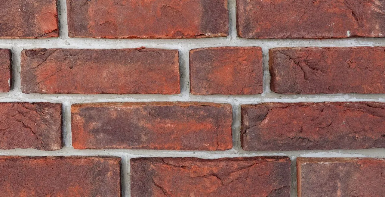 Klinkerriemchen Velvet Produktbild frontal Klinkerriemchen Velvet. Ein rotbuntes Riemchen mit angenehmen Fabverlauf von blau, violet zu rot. Fein besandet und nur 15mm dünn.