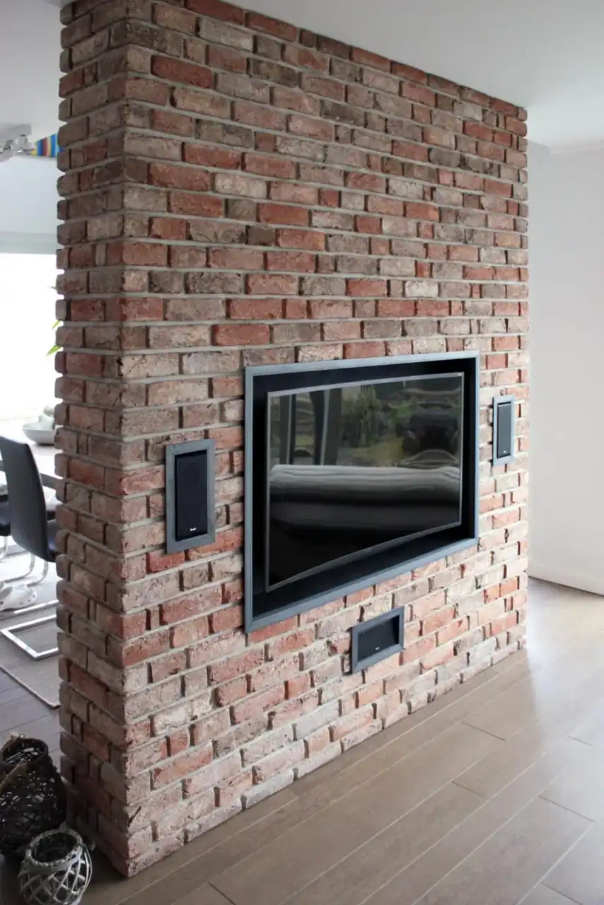 Moderne, freistehende Klinkerwand aus roten und braunen Ziegelriemchen, diem leicht weiß geschlämmt sind. Moderne, freistehende Klinkerwand aus roten und braunen Ziegelriemchen, diem leicht weiß geschlämmt sind.