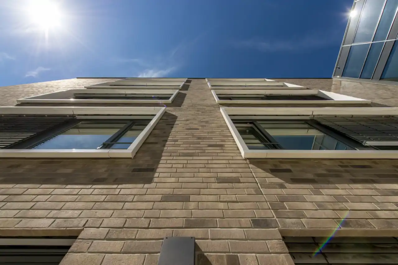 Detailansicht der Spaltklinker Titan Rotado an einem Gebäude