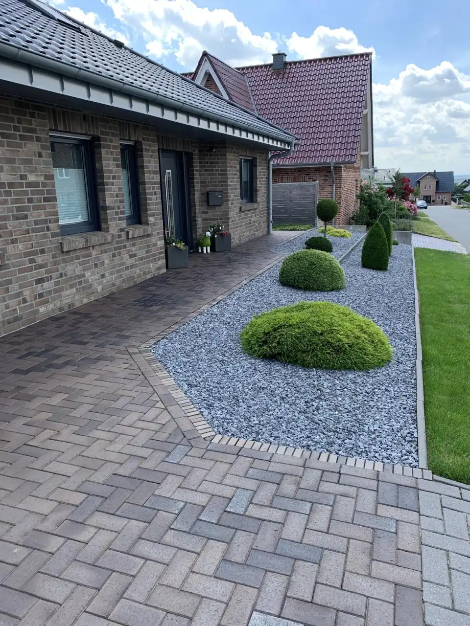 Eingangsbereich eines Bungalow mit der Pflasterklinkersorte Titan