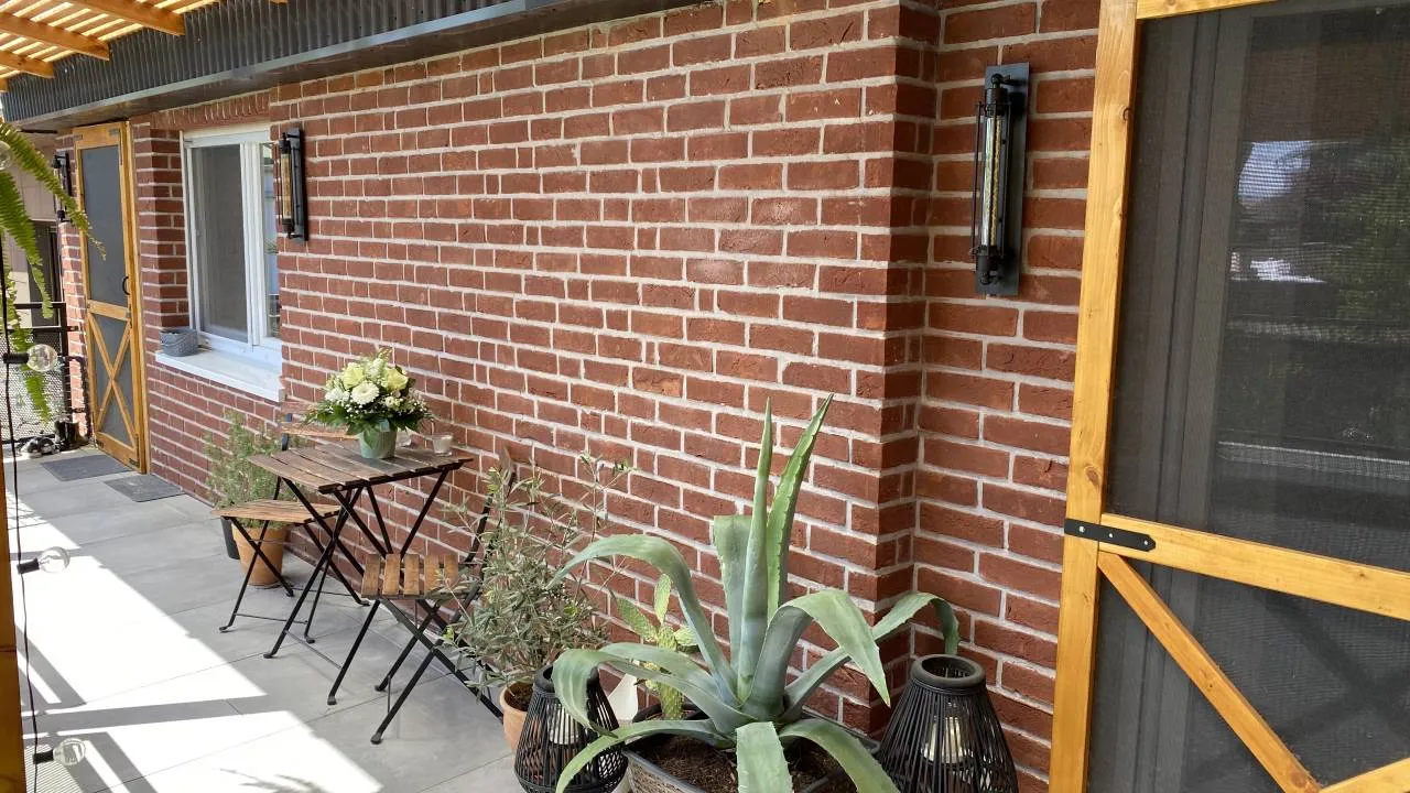 Keine Außenfassade mit klassisch roten Klinkerriemchen der Sorte rotgeflammt. hier kommt vor allem die leichte schwarze Besandung zur Geltung