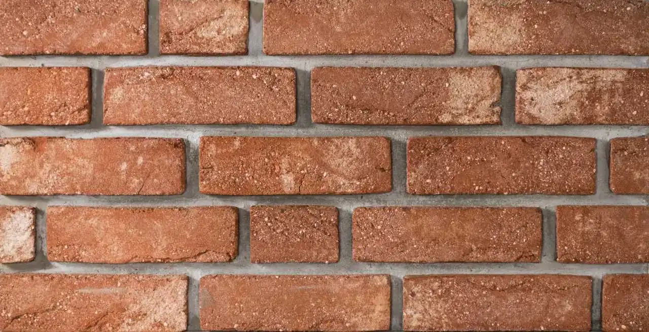 Neu Römisch an einer Wand mit Schattenfuge Neu Römisch an einer Wand mit Schattenfuge